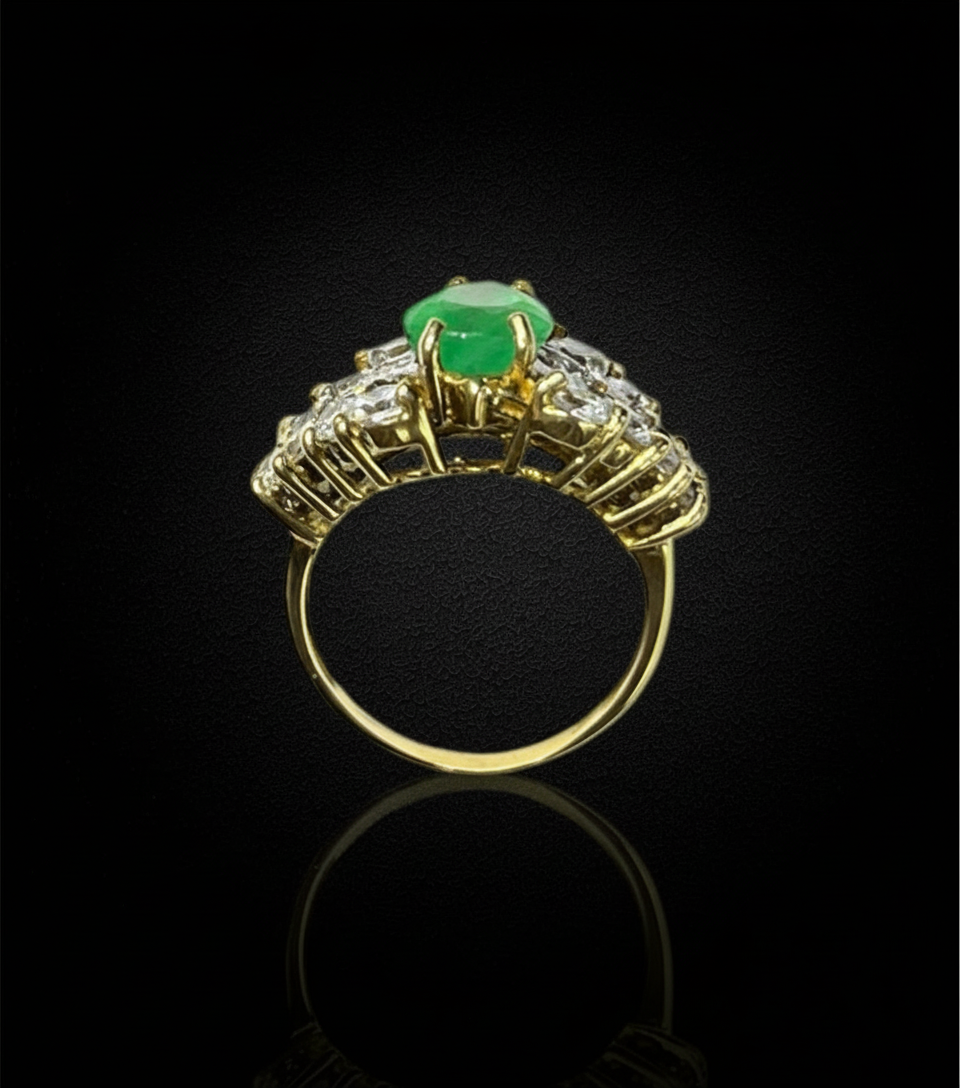 Anello con Smeraldo a Goccia e Diamanti