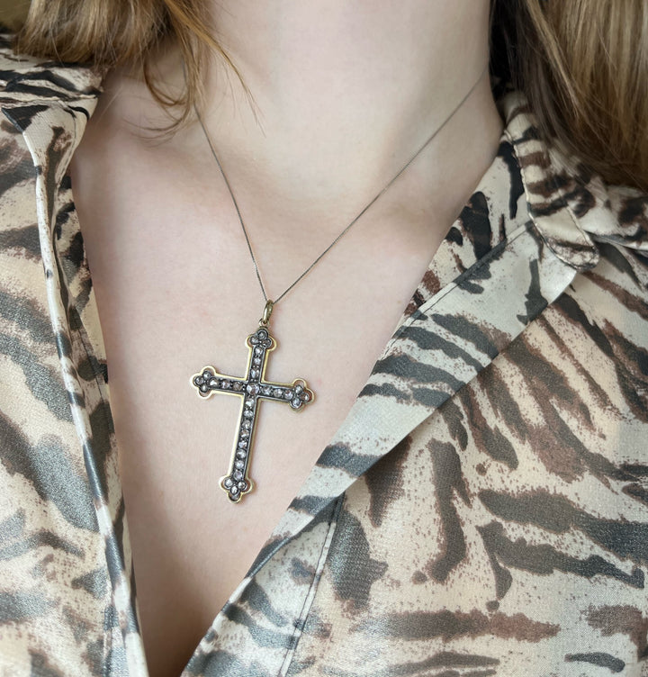 Croce Pendente con Diamanti
