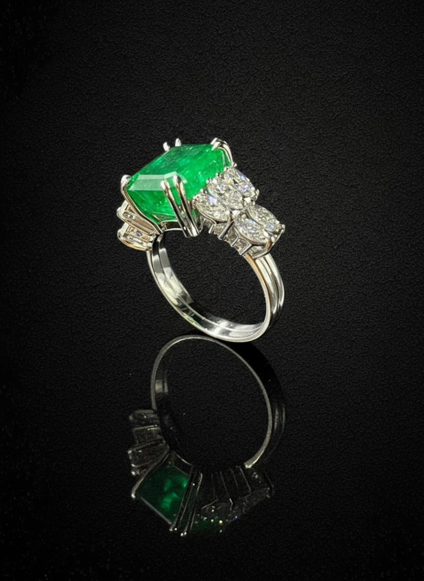 Strepitoso Anello con Smeraldo di Nostra Creazione