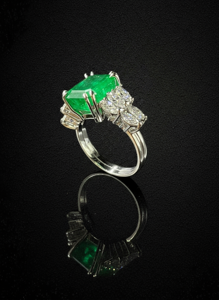 Strepitoso Anello con Smeraldo di Nostra Creazione