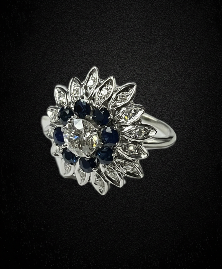 Anello a Fiore Stellato con Zaffiri e Diamanti