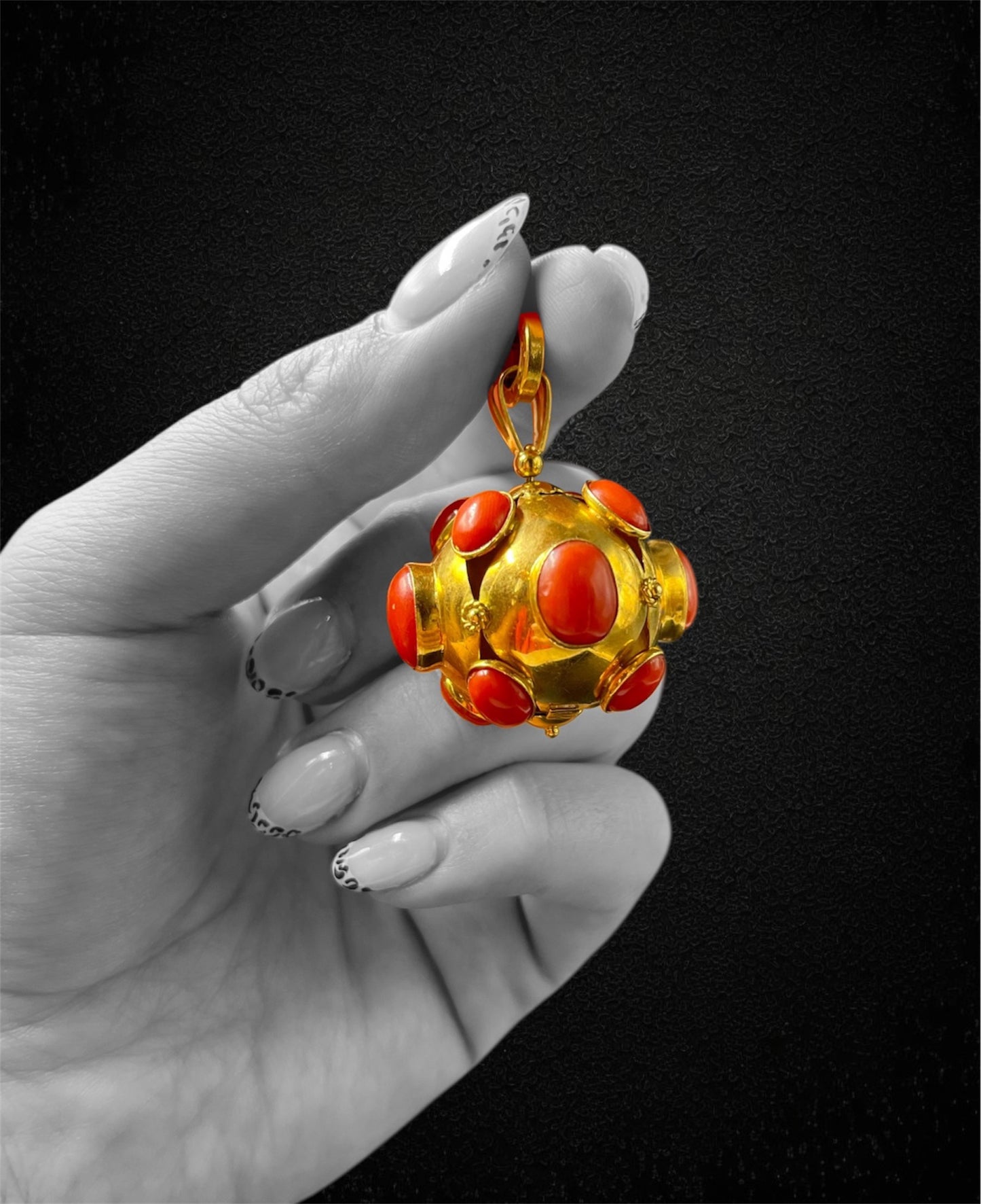 Ciondolo “mina” in oro giallo 18K con inserti in corallo — Italia, anni ’60