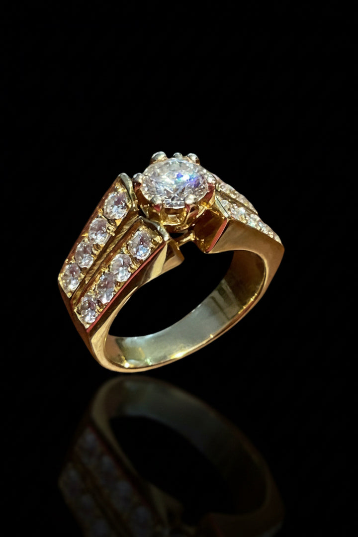 Anello Solitario ct. 0,73 in Oro, contorno diamanti