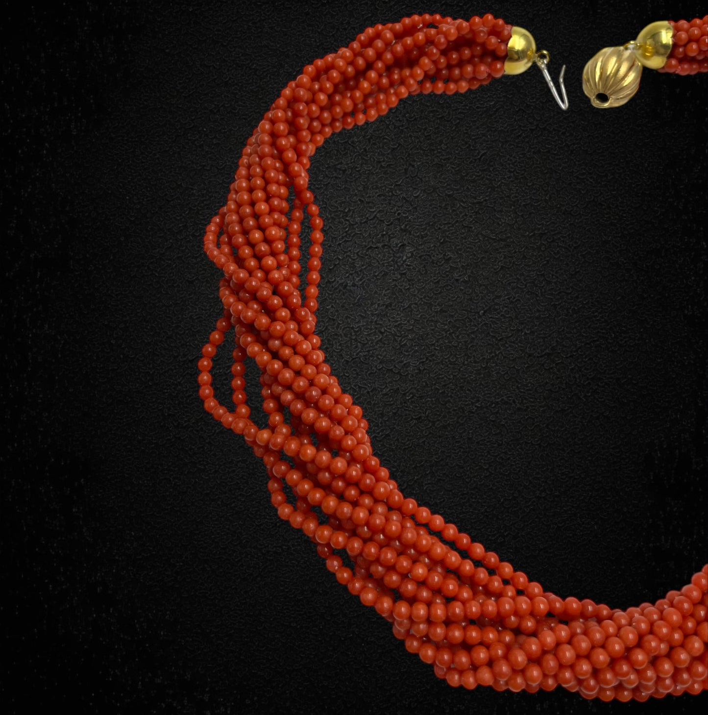 Collana in corallo multifilo, chiusura in oro giallo 18K