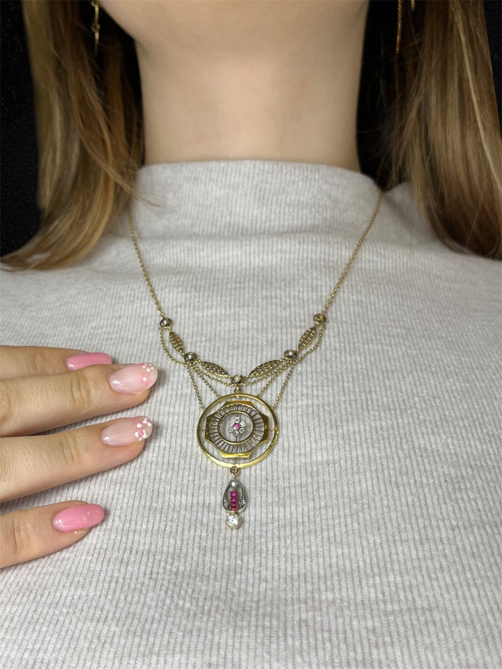Raro collier in stile Jugendstil realizzato in oro, arricchito da diamanti e rubini.