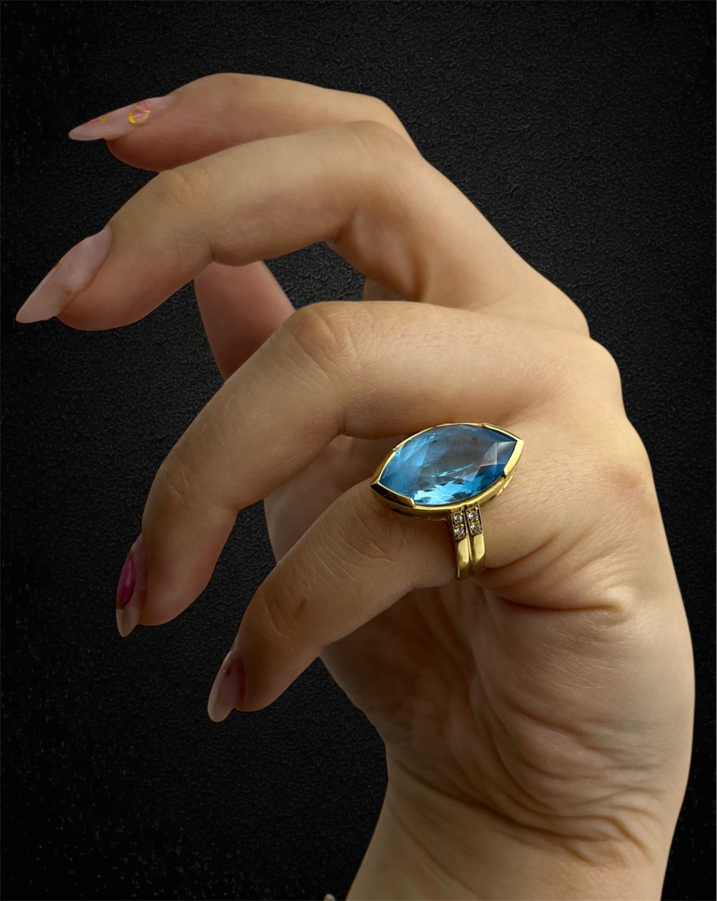 Anello italiano in oro giallo con topazio marquise e diamanti