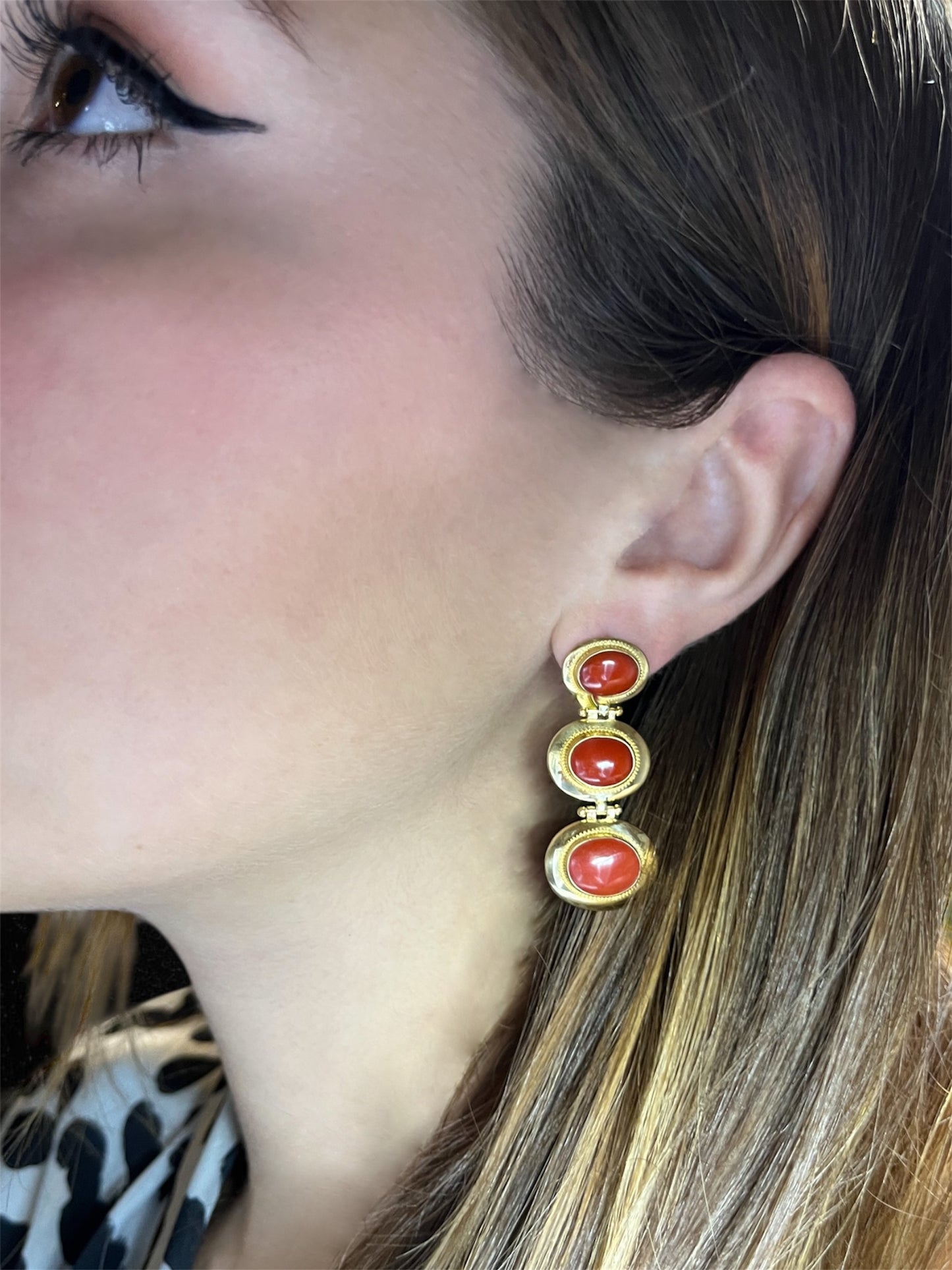 Orecchini in oro giallo 18K con corallo mediterraneo, produzione italiana