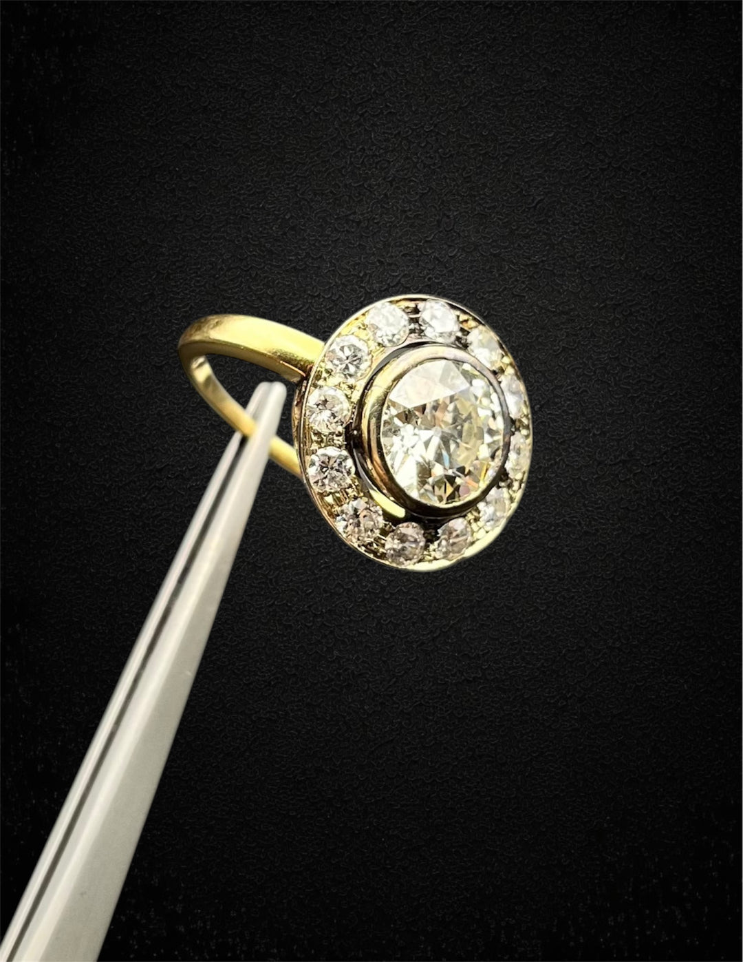 Anello Halo in Oro Giallo con Diamante Centrale 2,30 ct