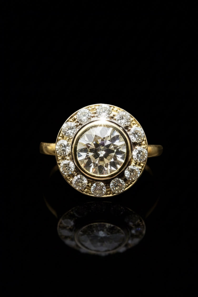 Anello Halo in oro giallo con diamante centrale