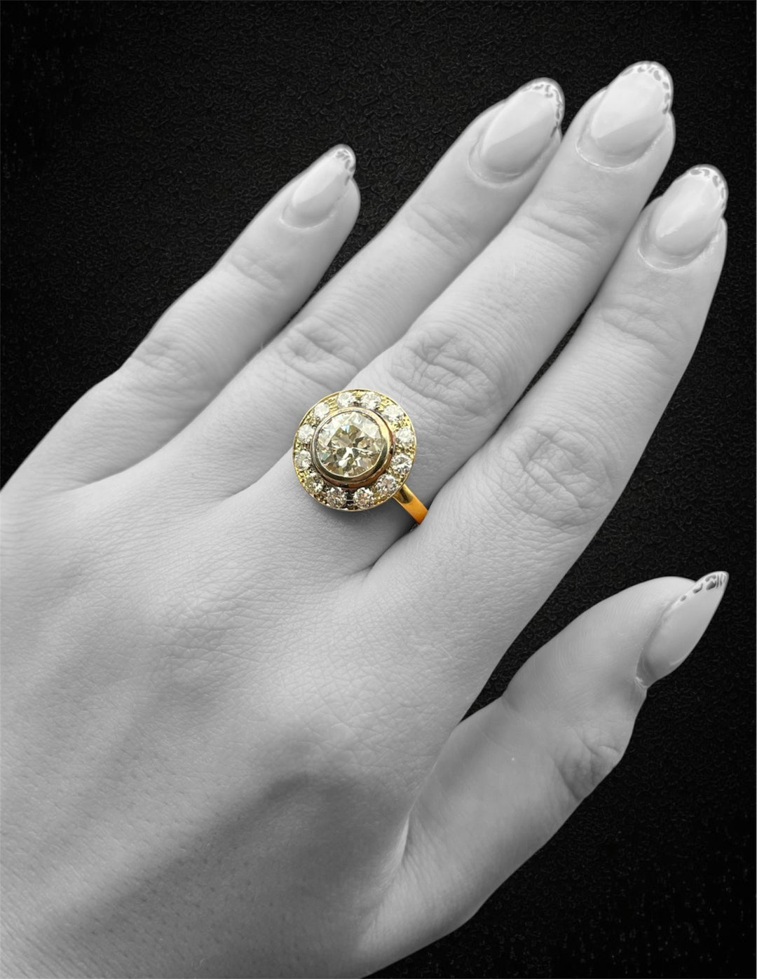 Anello Halo in Oro Giallo con Diamante Centrale 2,30 ct