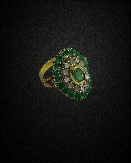 Anello in oro giallo con smeraldo ovale e contorno di diamanti e smeraldi