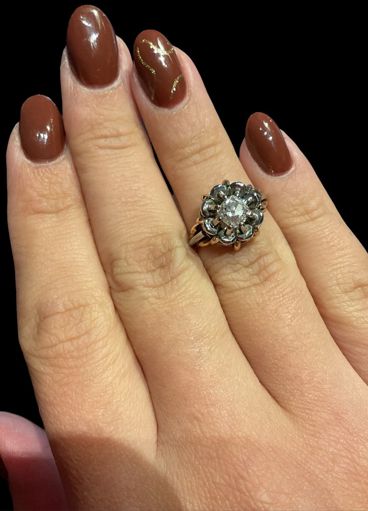 Anello vintage con diamante centrale a solitario