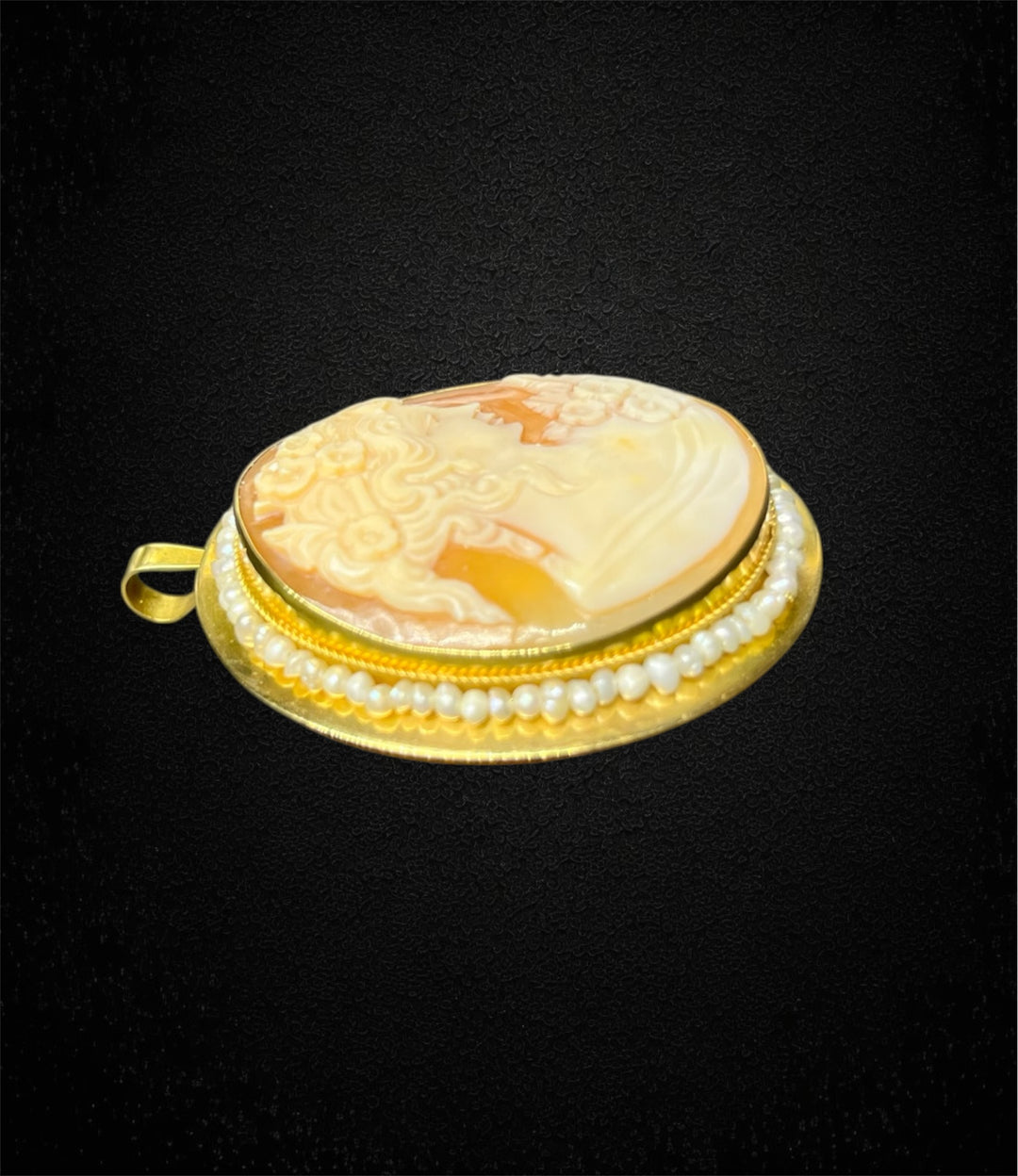 Ciondolo in oro giallo con cammeo e microperle, produzione italiana anni ’60