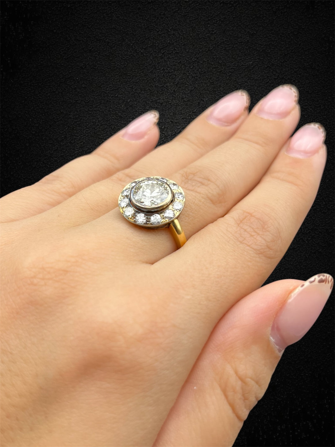 Anello Halo in Oro Giallo con Diamante Centrale 2,30 ct