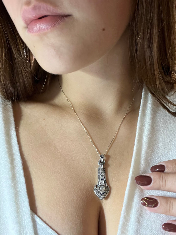 Pendente Art Deco in platino, diamanti e zaffiri