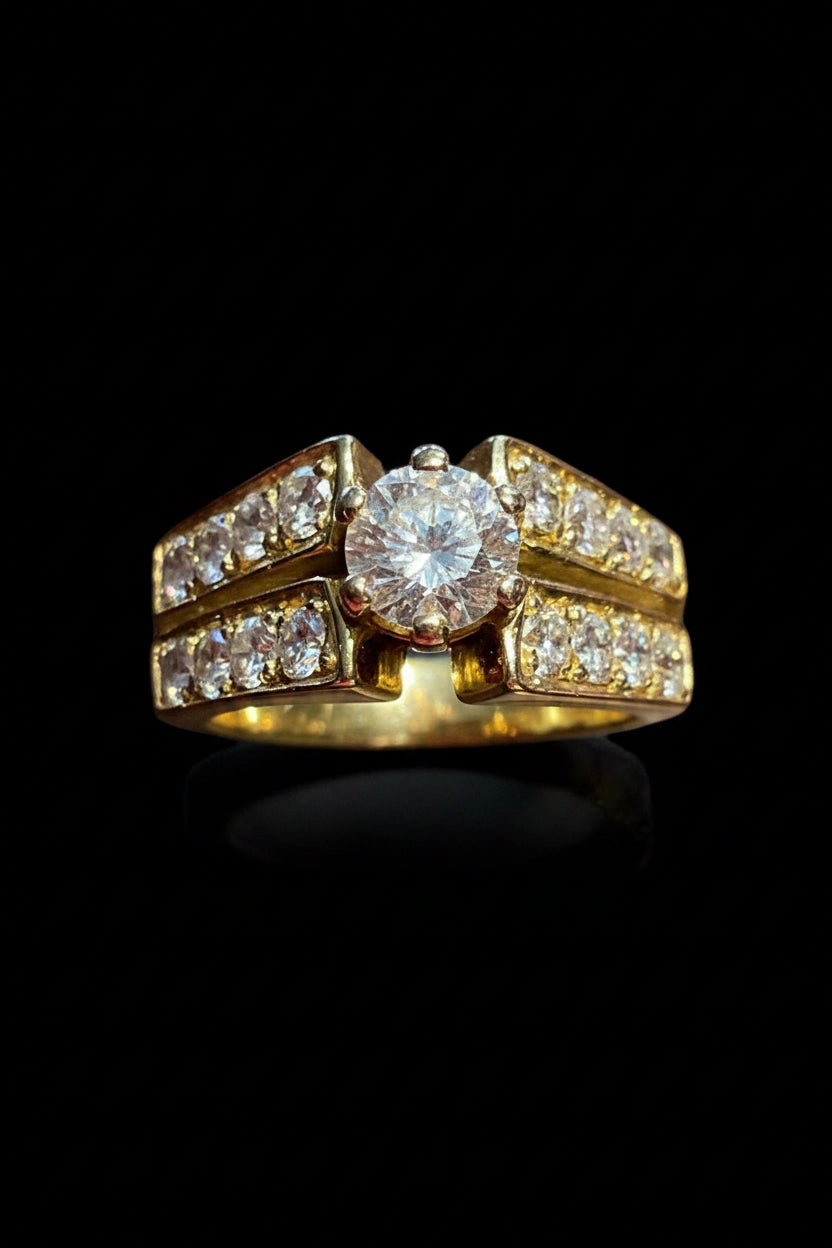 Anello Solitario ct. 0,73 in Oro, contorno diamanti