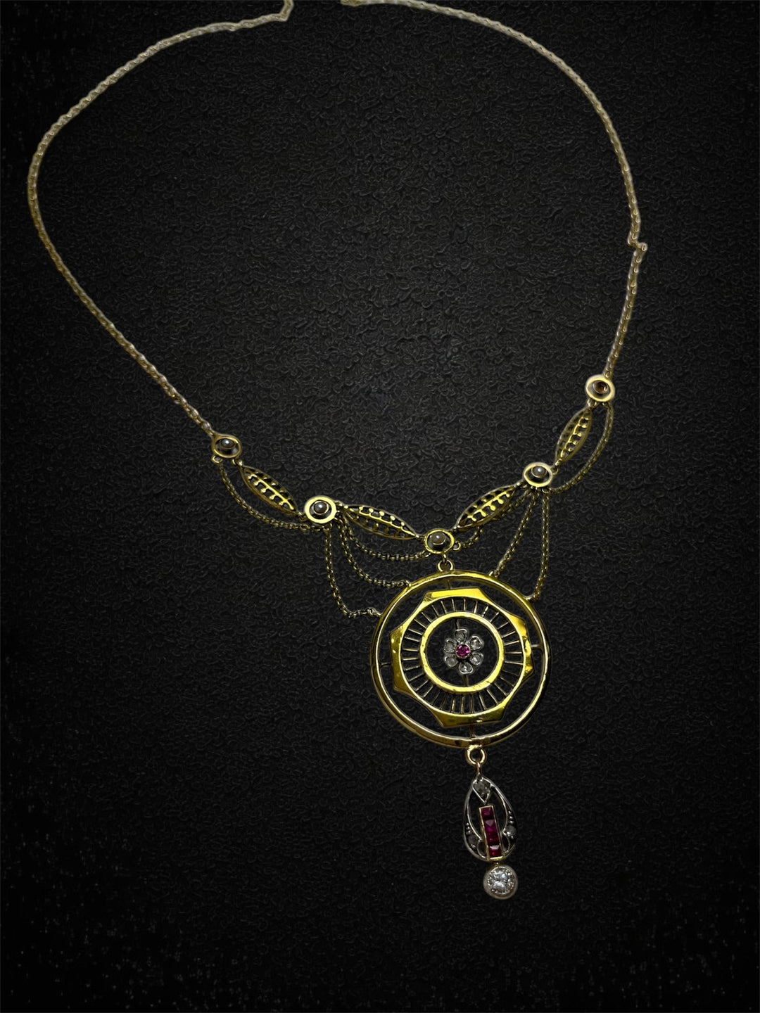 Raro collier in stile Jugendstil realizzato in oro, arricchito da diamanti e rubini.