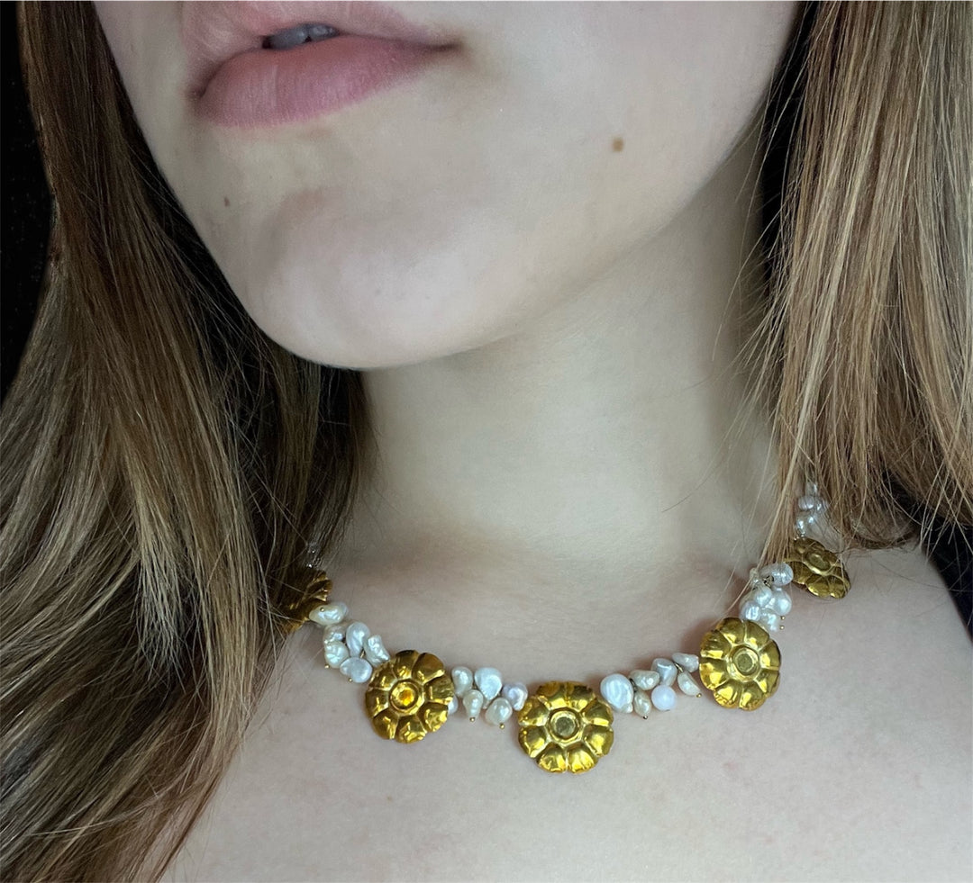 Collier con perle di fiume e margherite d’oro