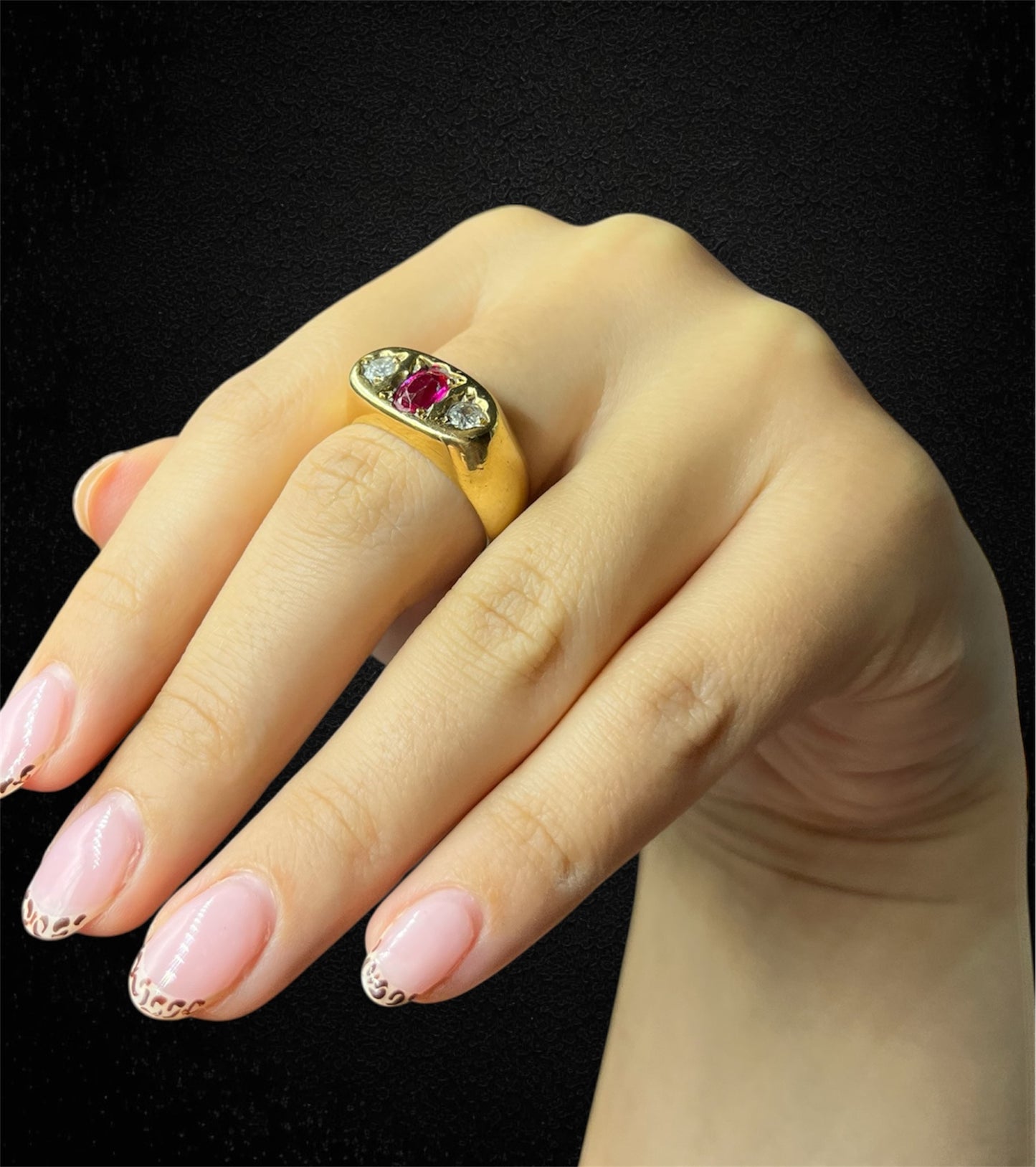 Anello vintage in oro giallo con rubino e diamanti, produzione italiana anni '30