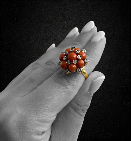 Anello in stile barocco, corallo e diamanti