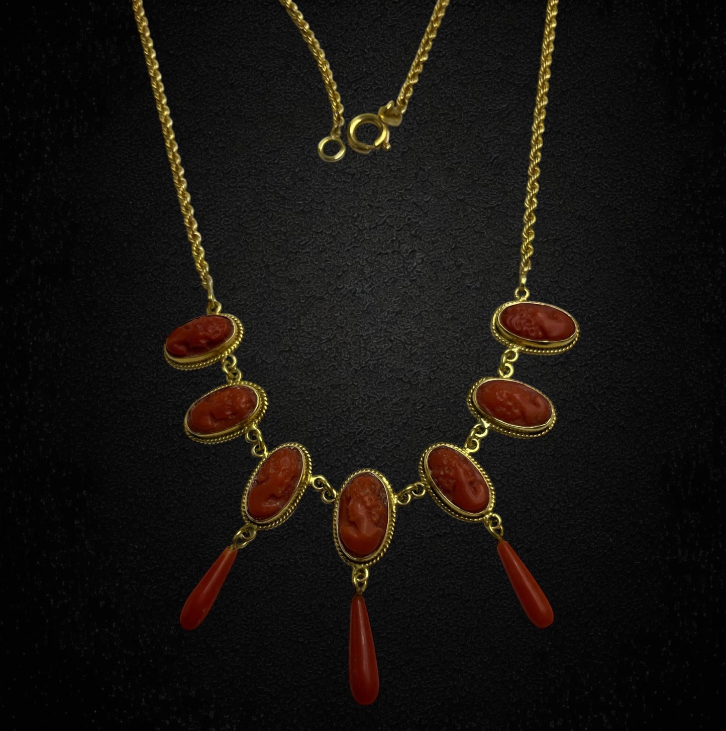 Collier in oro giallo con cammei, ispirato alla Roma antica