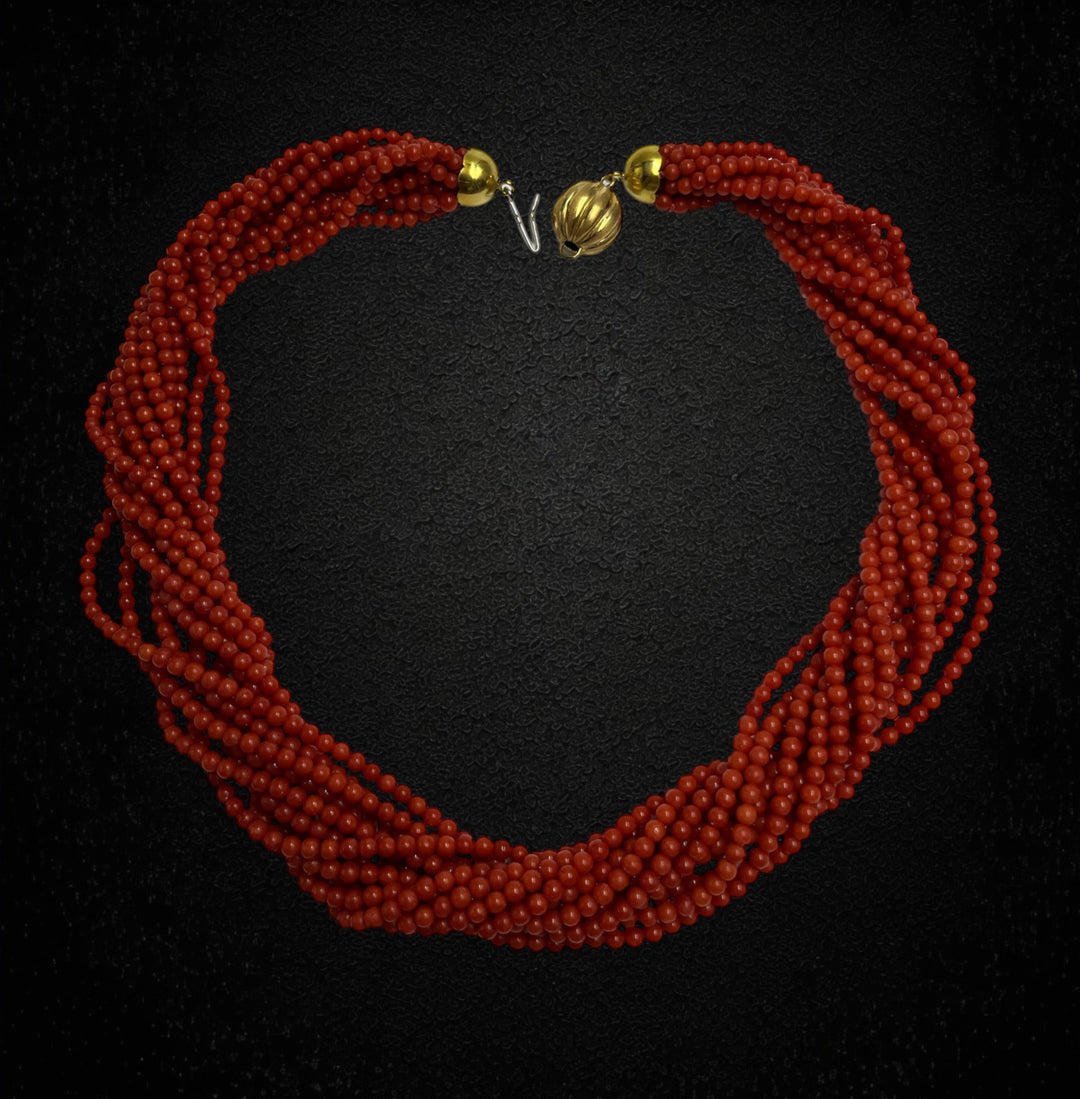 Collana in corallo multifilo, chiusura in oro giallo 18K
