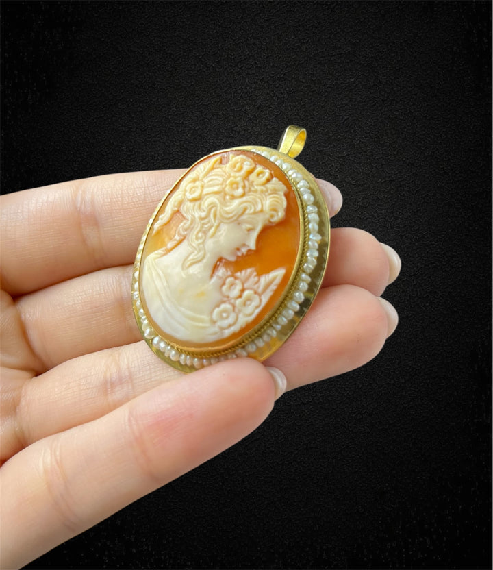 Ciondolo in oro giallo con cammeo e microperle, produzione italiana anni ’60