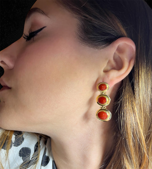 Orecchini in oro giallo 18K con corallo mediterraneo, produzione italiana