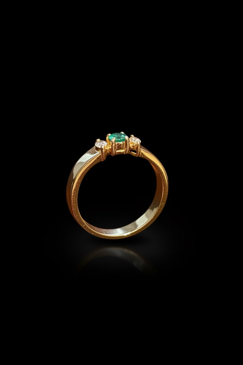 Anello da mignolo con smeraldo e diamanti marquise, produzione italiana anni '90