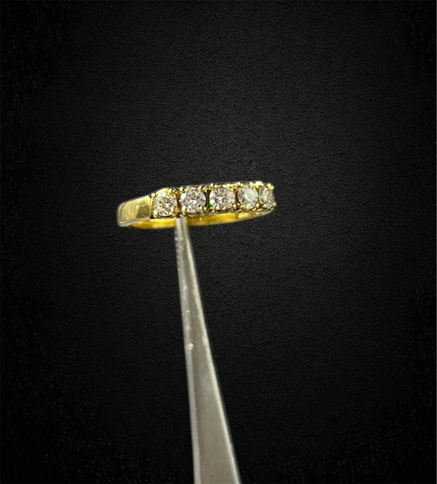 Anello riviere vintage in oro giallo con diamanti, produzione italiana anni '60