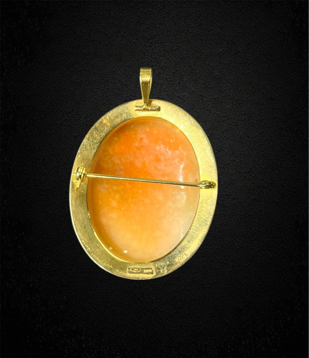 Ciondolo in oro giallo con cammeo e microperle, produzione italiana anni ’60