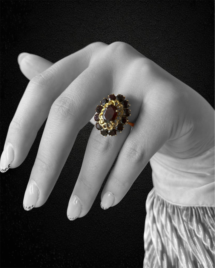 Maestoso Anello con Granato Piropo