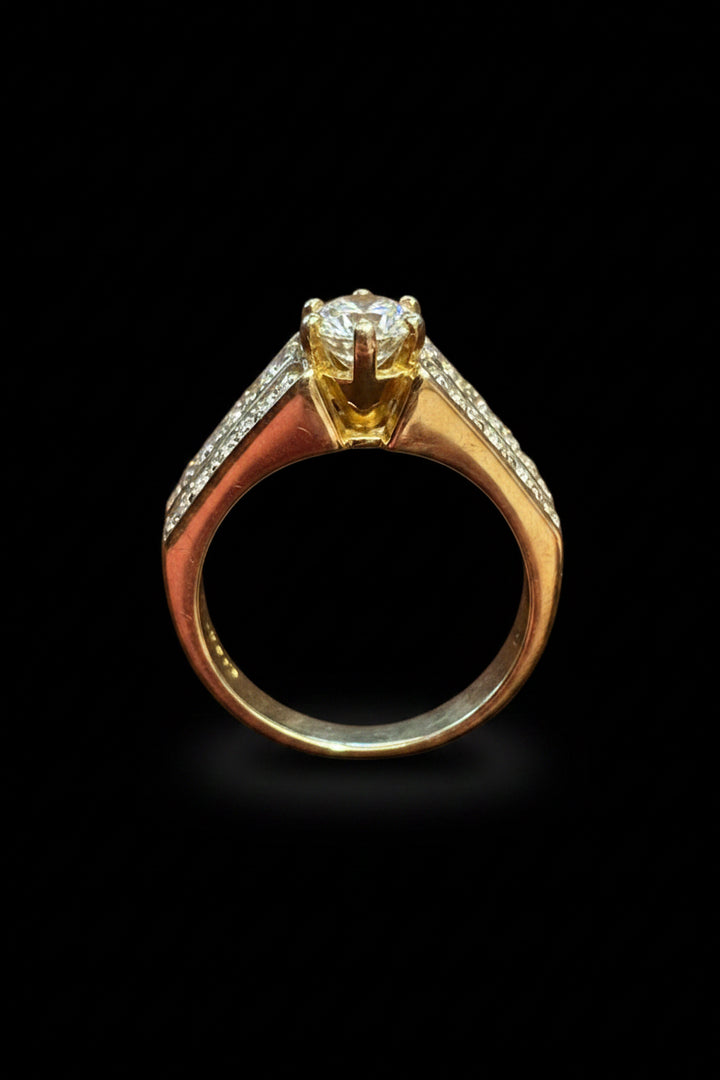 Anello Solitario ct. 0,73 in Oro, contorno diamanti
