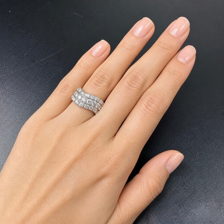 Anello a onda con diamanti