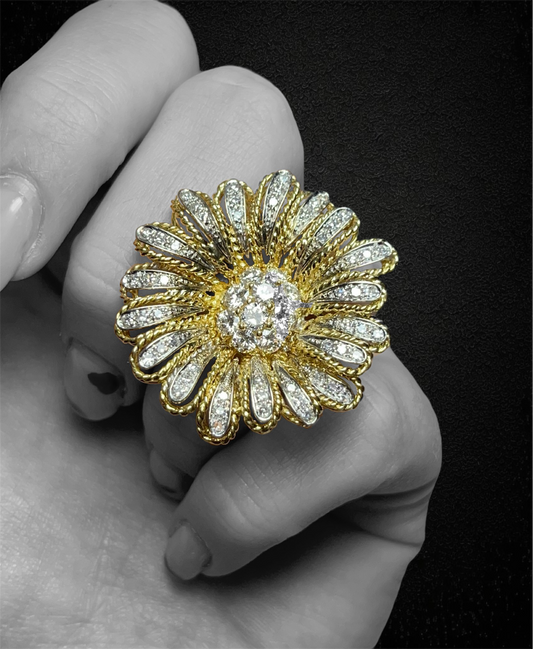 Yellow gold daisy ring