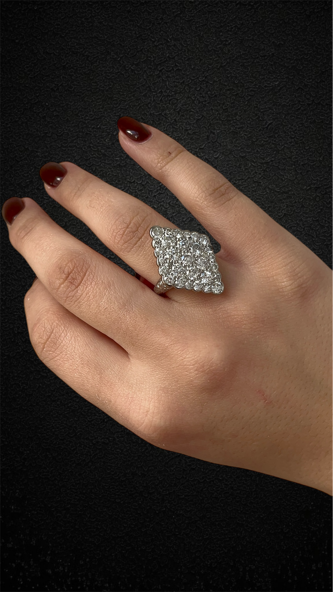 Splendido Anello Romboidale con Diamanti