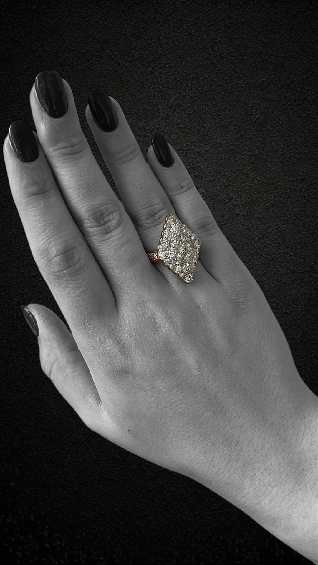 Splendido Anello Romboidale con Diamanti