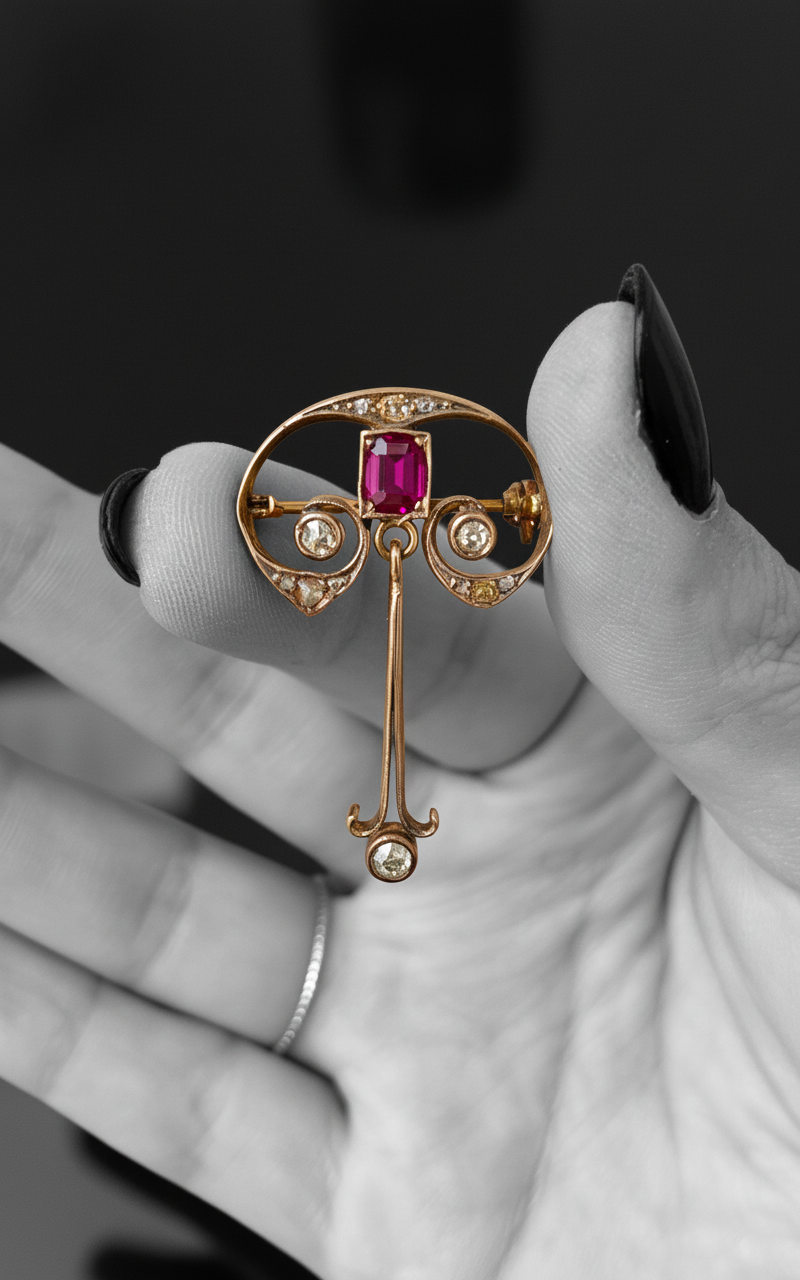 Art nouveau pendant, ruby ​​and diamonds