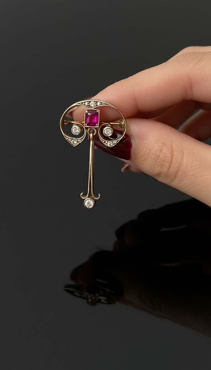 Art nouveau pendant, ruby ​​and diamonds