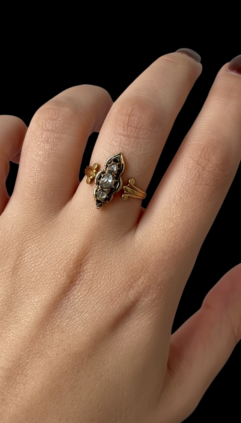 Anello Vittoriano con Smalti Neri e Diamanti