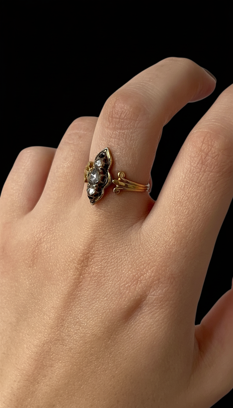 Anello Vittoriano con Smalti Neri e Diamanti