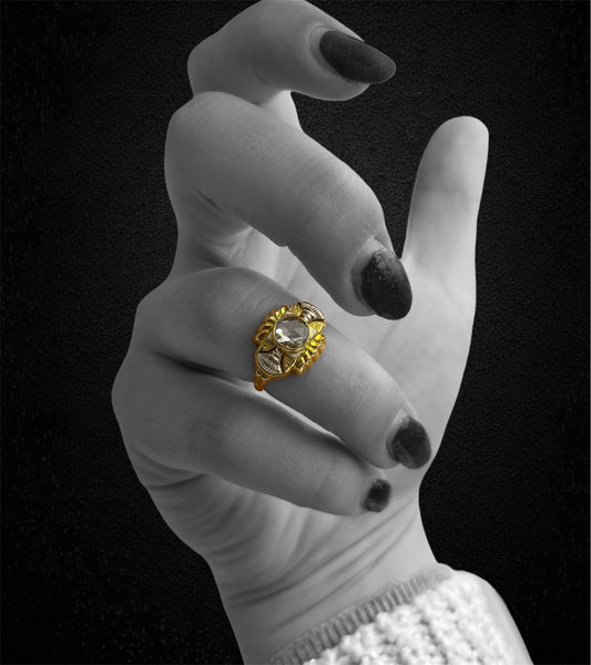 Anello art deco in oro giallo e bianco, con diamante a rosa coronet