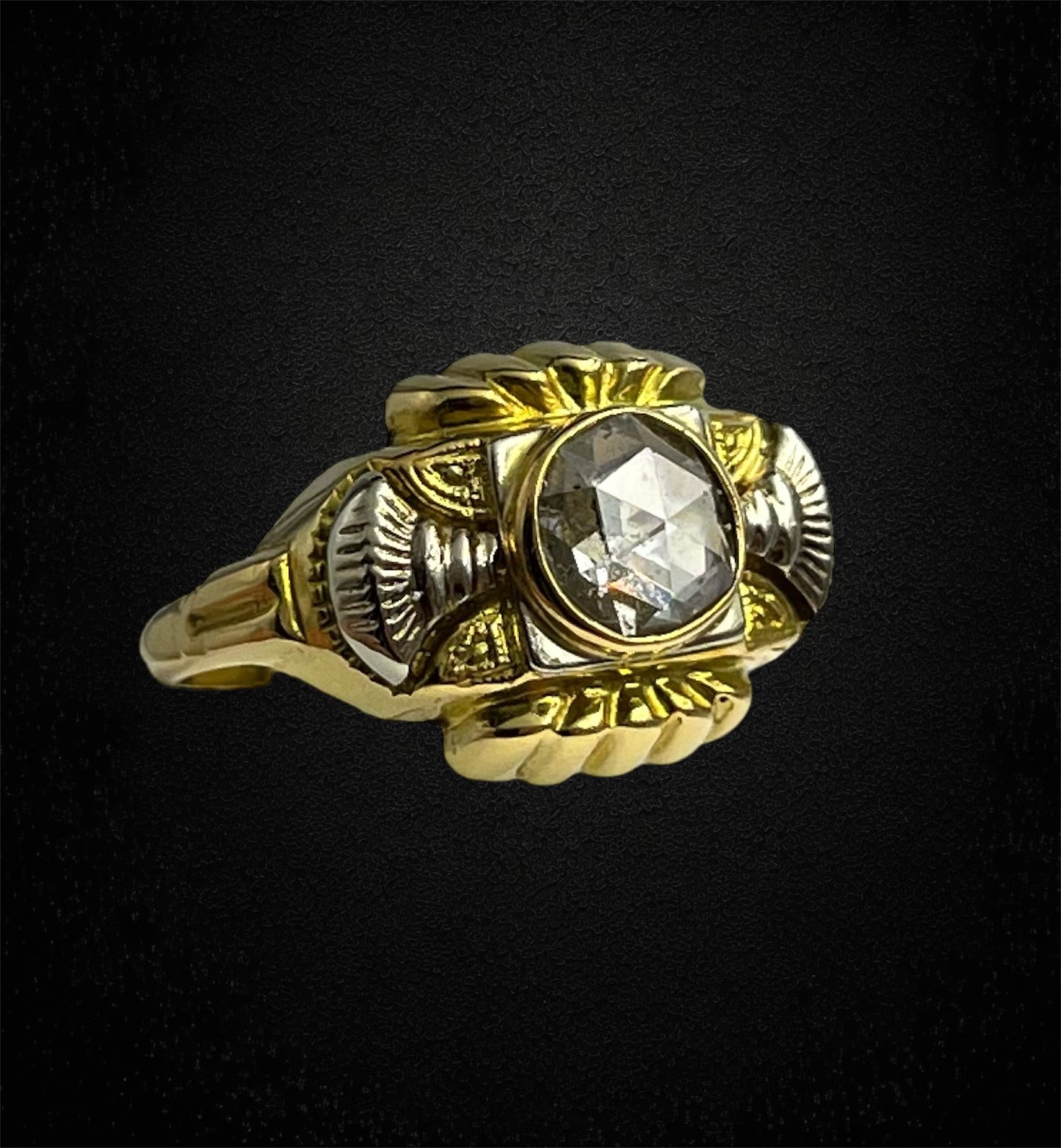 Anello art deco in oro giallo e bianco, con diamante a rosa coronet