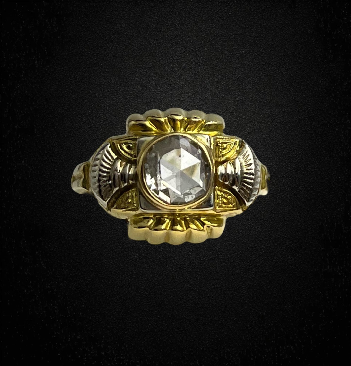 Anello art deco in oro giallo e bianco, con diamante a rosa coronet