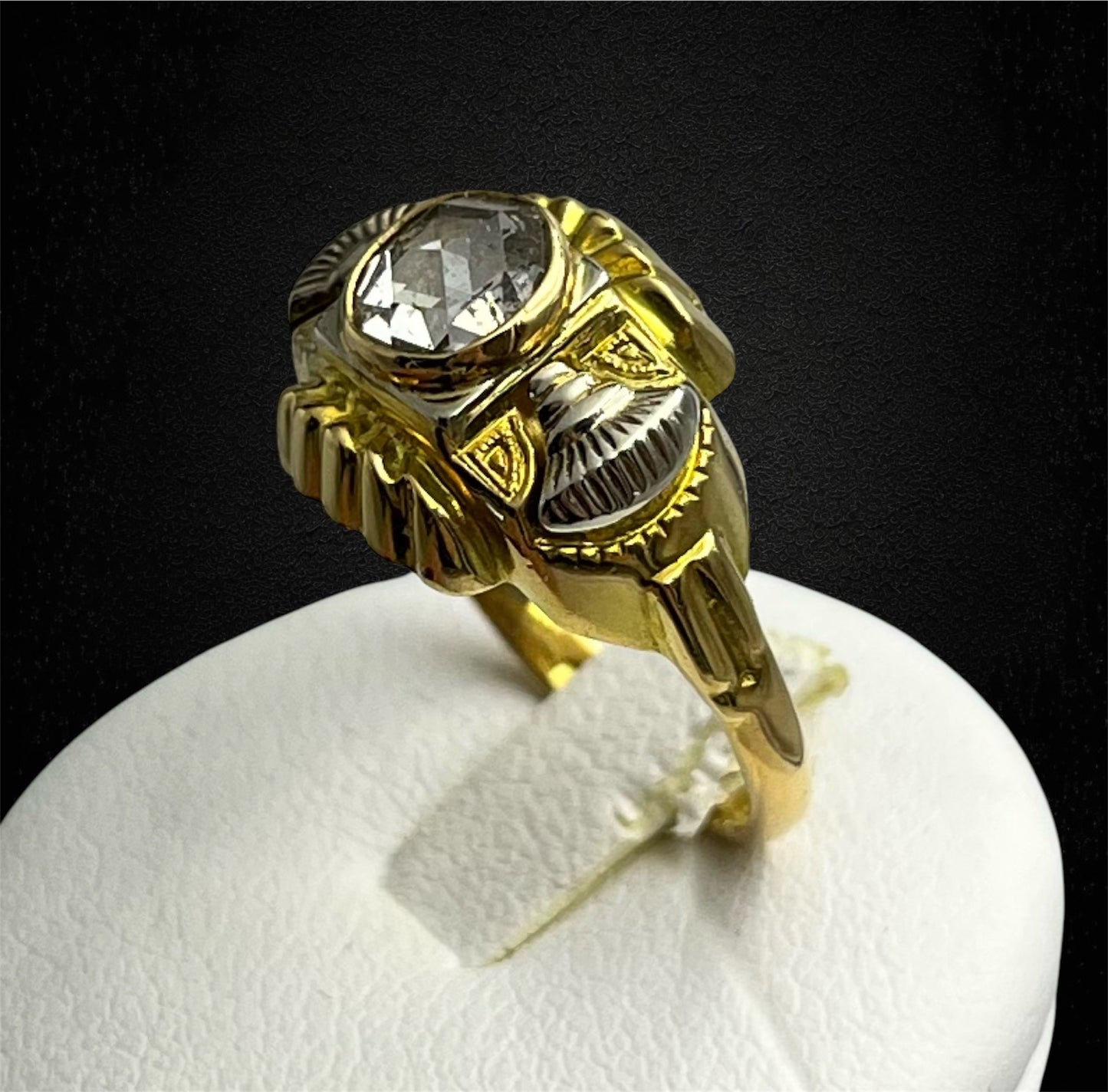 Anello art deco in oro giallo e bianco, con diamante a rosa coronet