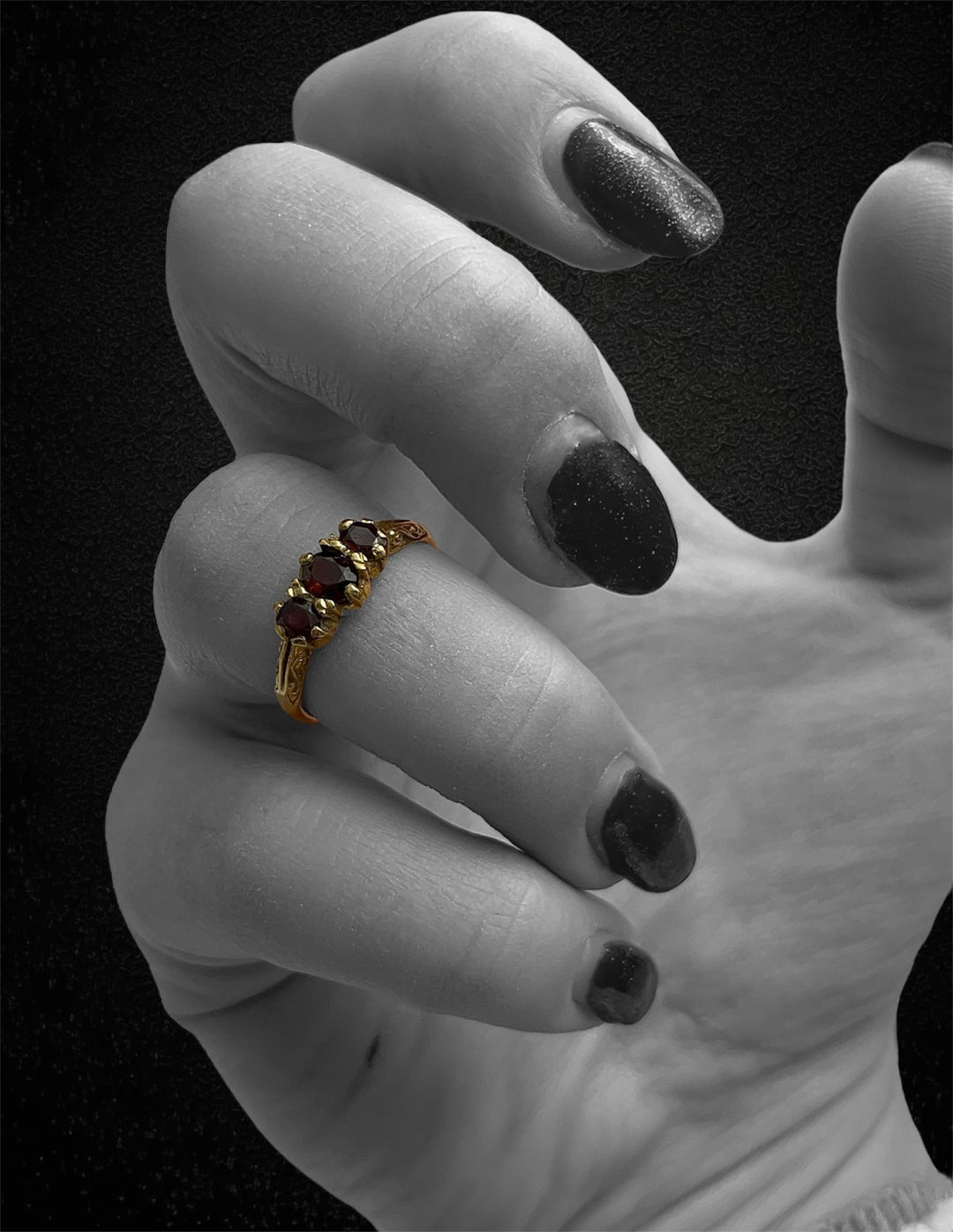 Anello Inglese "Trilogy" con Granato Piropo