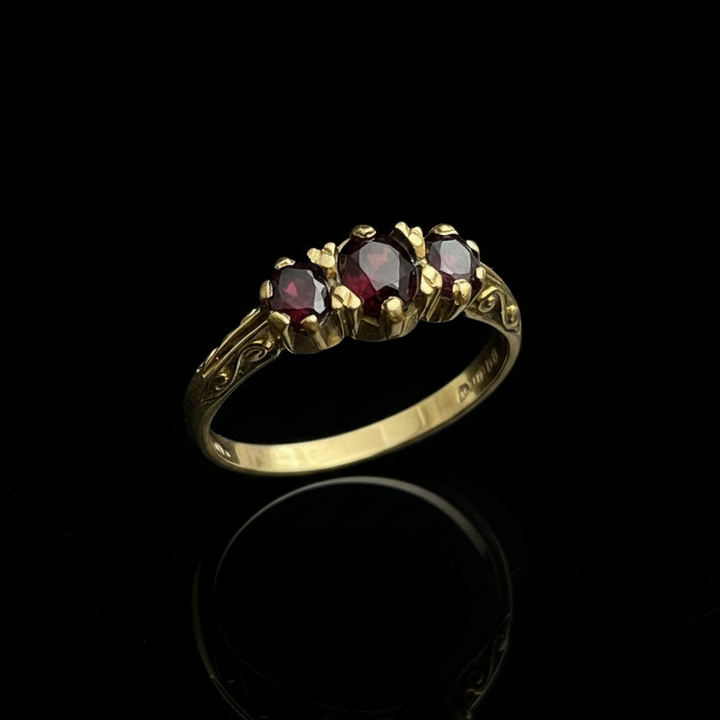 Anello Inglese "Trilogy" con Granato Piropo