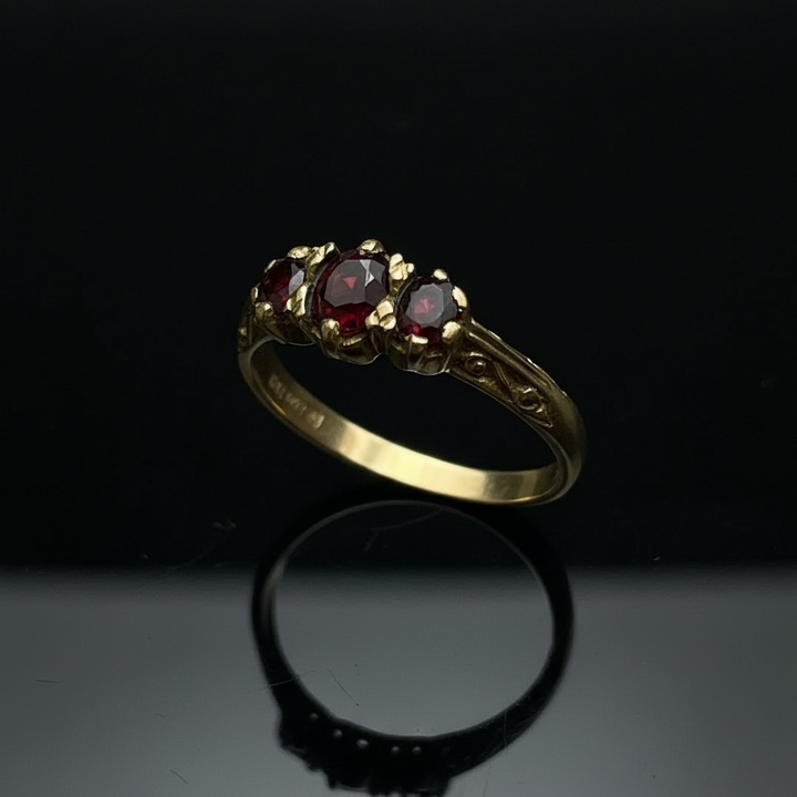 Anello Inglese "Trilogy" con Granato Piropo