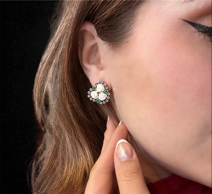 Orecchini con Rose di Corallo Bianco, Smeraldi e Diamanti
