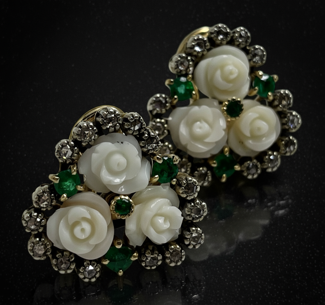 Orecchini con Rose di Corallo Bianco, Smeraldi e Diamanti